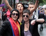 Groupe jeune lesbienne Gay Pride Paris 2014 fiertés lesbiennes gaies bi trans homophobie homosexuel