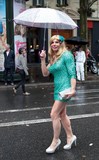Transexuel en escarpin Blanc robe turquoise Gay Pride Paris 2014 fiertés lesbiennes gaies bi homophobie homosexuel