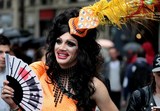 Homme excentrique avec petit chapeau Gay Pride Paris 2014 fiertés lesbiennes gaies bi trans homophobie homosexuel