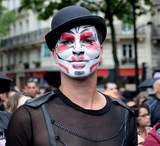 Homme maquillage clown triste Gay Pride Paris 2014 fiertés lesbiennes gaies bi trans homophobie homosexuel