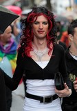 Transexuel robe tailleur blanc Gay Pride Paris 2014 fiertés lesbiennes gaies bi homophobie homosexuel