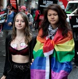 Jeune fille en soutien george Gay Pride Paris 2014 fiertés lesbiennes gaies bi trans homophobie homosexuel
