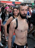 Homme torse nu tatouage ancre marine Gay Pride Paris 2014 fiertés lesbiennes gaies bi trans homophobie homosexuel