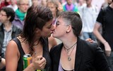 Baiser lesbien Gay Pride Paris 2014 fiertés lesbiennes gaies bi trans homophobie homosexuel