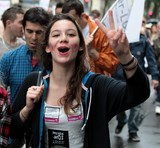 Femme heureuse Gay Pride Paris 2014 fiertés lesbiennes gaies bi trans homophobie homosexuel