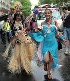 Danseuse tahitienne Gay Pride Paris 2014 fiertés lesbiennes gaies bi trans homophobie homosexuel