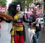 Costplay homme Gay Pride Paris 2014 fiertés lesbiennes gaies bi trans homophobie homosexuel