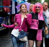 Couple souriant Gay Pride Paris 2014 fiertés lesbiennes gaies bi trans homophobie homosexuel
