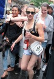 femme bouteille rose Gay Pride Paris 2014 fiertés lesbiennes gaies bi trans homophobie homosexuel