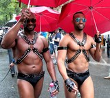 Homme parapluie rouge Gay Pride Paris 2014 fiertés lesbiennes gaies bi trans homophobie homosexuel