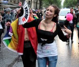 Jeune fille Gay Pride Paris 2014 fiertés lesbiennes gaies bi trans homophobie homosexuel