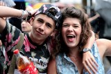 Couple tout sourire Gay Pride Paris 2014 fiertés lesbiennes gaies bi trans homophobie homosexuel