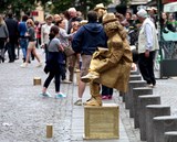 Artiste de rue Paris France homme statue vivante