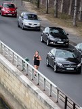 Femme course a pieds Paris entre les voitures