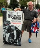 Nigel montrant fièrement les autographes Tour de France cycliste grande boucle