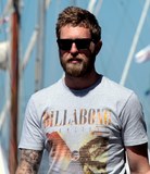 Homme moderne Barbe et tatouages style vestimentaire mode Tasmanie Australie