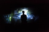 Jeune femme regardant une oeuvre cinématographique Mona Museum Hobart Tasmania Australia