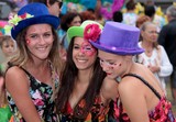 Jeunes filles chapeaux Carnaval de Nouméa 2015 Nouvelle-Calédonie