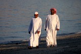 Emirats Arabes Unis péninsule de Musandam Oman two arabic men walking on the bassa beach