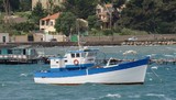Bateau de pêche ancré en Méditerranée La Seyne sur Mer France Médicane cyclone subtropical méditerranéen
