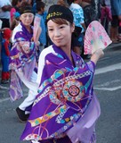 Danseuse asiatique jolie costume danse avec éventail Carnaval Nouméa Nouvelle-Calédonie