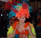 Danseuse brésilienne jolie sourire costume à plumes carnaval Nouméa Nouvelle-Calédonie