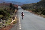 Cycliste lac de Yaté barrage Nouvelle-Calédonie vélo