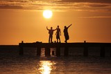 Danseurs au couché du soleil sur le ponton de la Plage du Méridien Nouméa Nouvelle-Calédonie