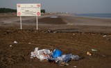 Dechets sur la plage polution humaine pollution by human on beach sultanat Oman Daymaniat islands 