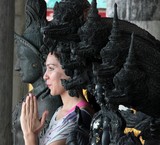 Déesses en prière sous le grand bouddha phuket thailand - 
