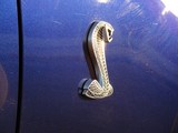 Logo cobra sur la carrosserie bleue Ford mustang Shelby GT500