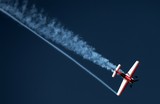 fai desert challenge plane acrobatic Abu Dhabi voltige fumee blanche dans le ciel helice trois pales