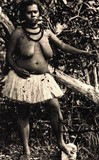 Vetement pagne tapa tribu indigène Nouvelle-Calédonie étoffe végétale peigne dans les cheveux