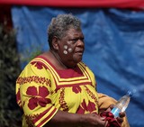 robe mission jaune et rouge à fleur musicienne tribal kanak Nouvelle-Calédonie