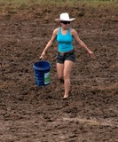Bienfait dubain de boue, soins du corps, travail de la ferme par une femme Nouvelle-Calédonie Broussarde