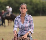 jolie cavalière sur son cheval chemise à carreaux foire agricole de koumac