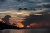 explosion de couleur dans le ciel de polynesie française moorea et tahiti les nuages vous parlent