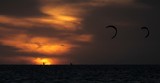 Kitesurf soleil couchant plage de Poé Bourail Nouvelle-Calédonie