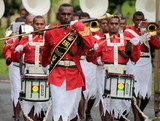 Chef d'orchestre Fidji fanfare forces armees releve de la garde uniforme rouge