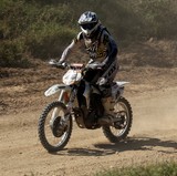 Pilote de Motocross sur sa moto Nouvelle-Calédonie circuit de Téné Bourail compétition sport mécanique