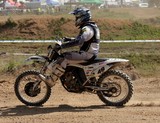 Circuit de motocross de Bourail situé à Téné Nouvelle-Calédonie pilote sur sa machine pneu pirelli