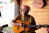 Polynésie bringue musique guitare chapeau à fleurs musicien