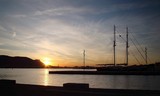Photographie de lever de soleil aube sur la ville de Toulon Nuages dans le ciel département du Var France