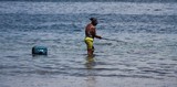 femme pechant dans le lagon de mooréa polynésie francaise