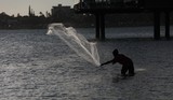 Technique to Throw a cast net New Caledonia Fisherman fishing capture live bait