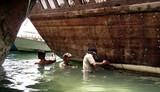 Réparation des dhows Dibha OMAN divers professional wooden block