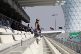 Spectatrice F1 Abu Dhabi jolie femme formule 1 sac chanel United Arab Emirats babe F1 circuit Yas Marina