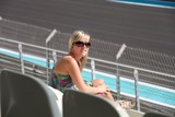 blonde lunette soleil top a fleur grand prix formule 1 abu dhabi United Arab Emirats jolie spectatrice F1 pitlane babe belle blondinette