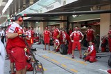 Ecurie ferrari dans les stands mécanicien formule 1grand prix Abu Dhabi Emirats Arabes Unis