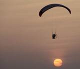 paramotor flying in the pink sky fly position best safe aircraft volez en securite avec un paramoteur